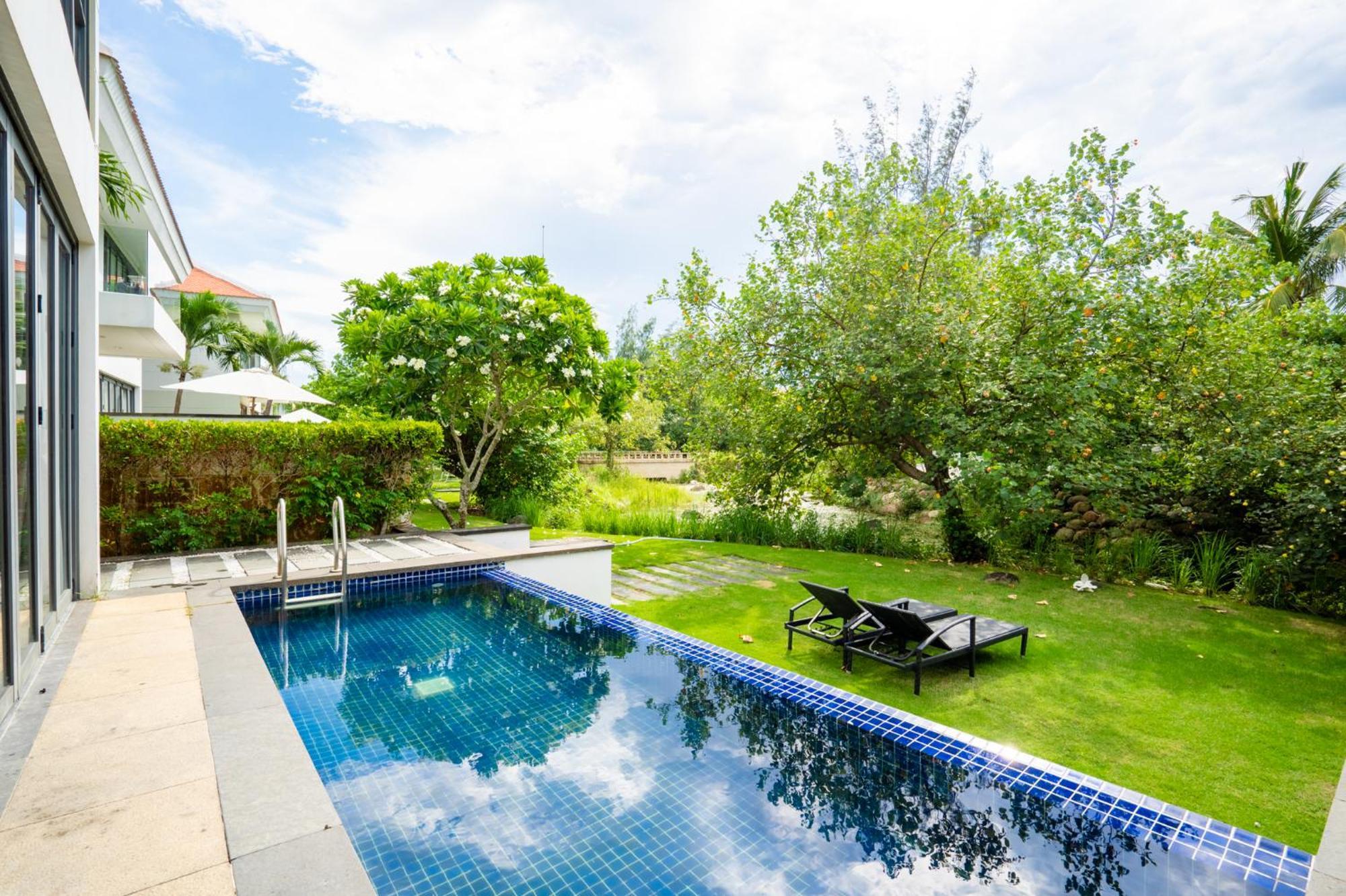 Memories Holiday Beach Villa Da Nang Exterior photo