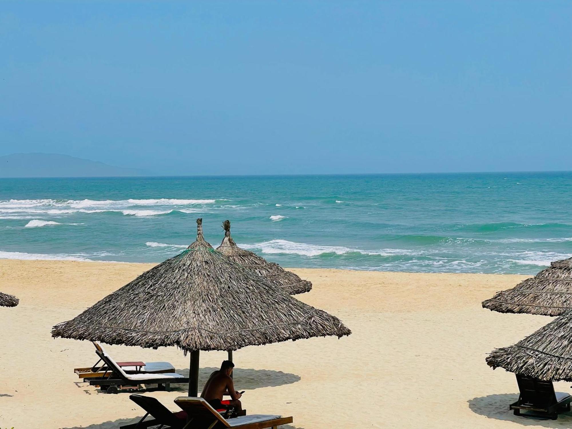 Memories Holiday Beach Villa Da Nang Exterior photo