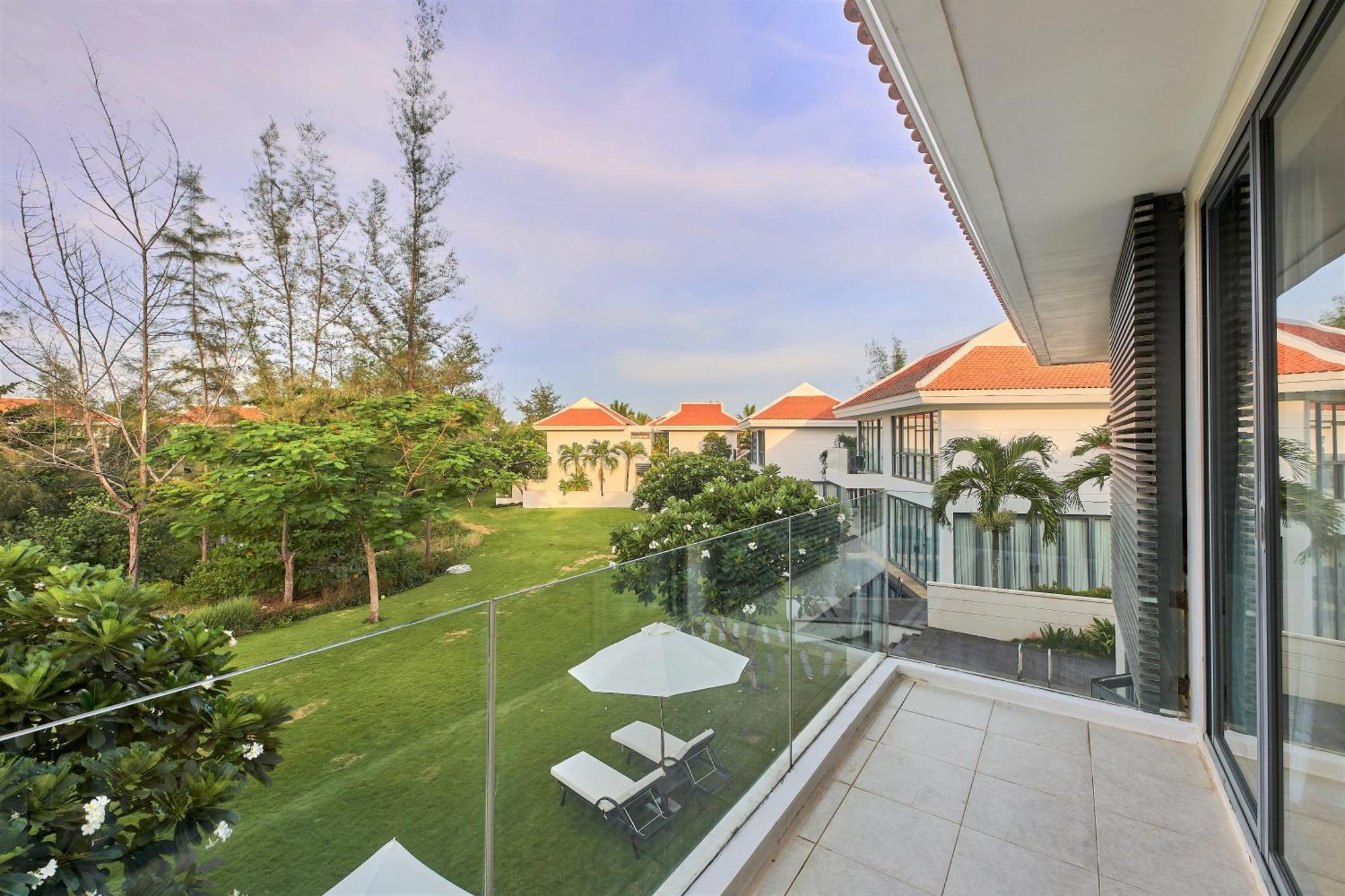 Memories Holiday Beach Villa Da Nang Exterior photo